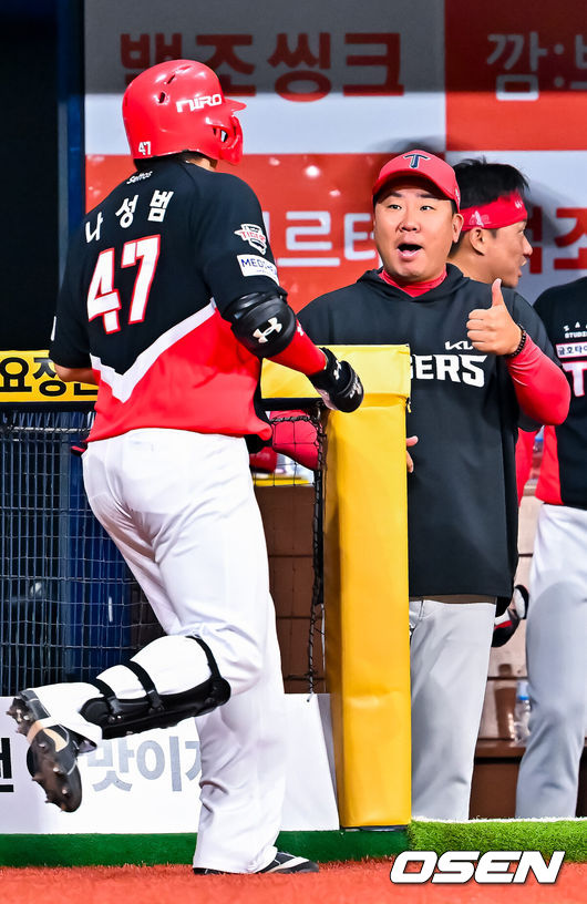 [OSEN=고척, 민경훈 기자] 25일 서울 고척스카이돔에서 2026 신한 SOL Bank KBO리그 키움 히어로즈와 KIA 타이거즈의 경기가 열렸다.이날 키움은 알칸타라, KIA는 네일을 선발로 내세웠다.3회초 2사 KIA 나성범이 솔로 홈런을 때린 후 덕아웃에서 이범호 감독의 축하를 받고 있다. 김도영의 투런포에 이어 백투백 홈런. 2026.06.25 / rumi@osen.co.kr
