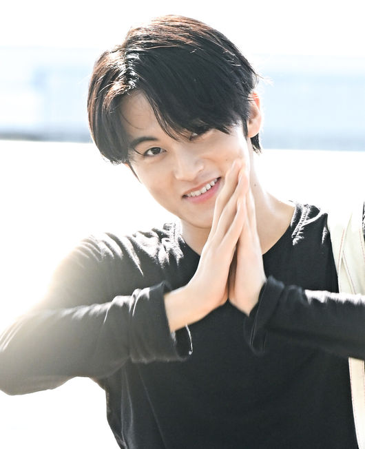 [OSEN=인천공항, 조은정 기자]그룹 NCT 출신 마크가 26일 오전 인천국제공항을 통해 해외 일정 차 태국으로 출국했다.이날 마크는 편안한 티셔츠에 블랙으로 맞춘 반바지를 착용했다. 포인트로 굽 낮은 로퍼를 매치했다.마크가 출국장으로 향하고 있다. 2026.06.26 /cej@osen.co.kr
