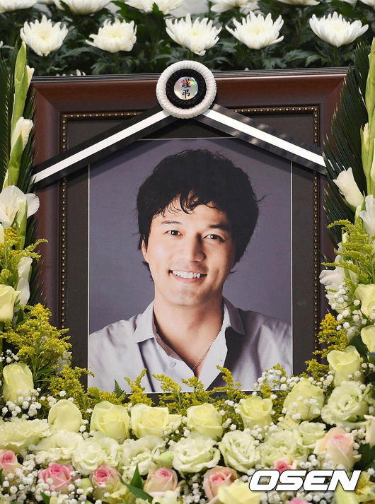 [OSEN=이대선 기자] 배우 김성민(43)의 빈소가 26일 오후 서울 서초구 가톨릭대학교 성모병원 장례식장에 마련됐다.사진=사진공동취재단