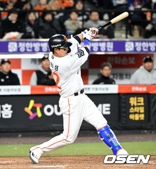 [OSEN=대전, 이대선 기자] 1일 대전 한화생명볼파크에서 2026 신한 SOL KBO리그 한화 이글스와 KT 위즈의 경기가 열렸다.이날 한화는 류현진, KT는 고영표를 선발로 내세웠다.3회말 2사 1루에서 한화 채은성이 좌전안타를 치고 있다. 2026.04.01 /sunday@osen.co.kr