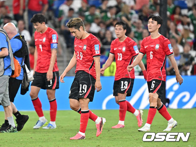 [OSEN=몬테레이(멕시코), 이대선 기자] 25일(한국시간) 멕시코 누에보레온주 과달루페의 몬테레이 스타디움에서 2026 국제축구연맹(FIFA) 북중미 월드컵 A조 조별리그 3차전 대한민국과 남아프리카공화국의 경기가 열렸다.현재 대한민국은 1승 1패(승점 3)로 조 2위에 올라 있다. 무승부만 거둬도 자력으로 32강 진출이 가능하다. 하지만 대표팀은 경우의 수보다 승리를 목표로 마지막 경기에 나선다.전반전 종류후 이강인이 아쉬운 표정을 짓고 있다.2026.06.25 /sunday@osen.co.kr