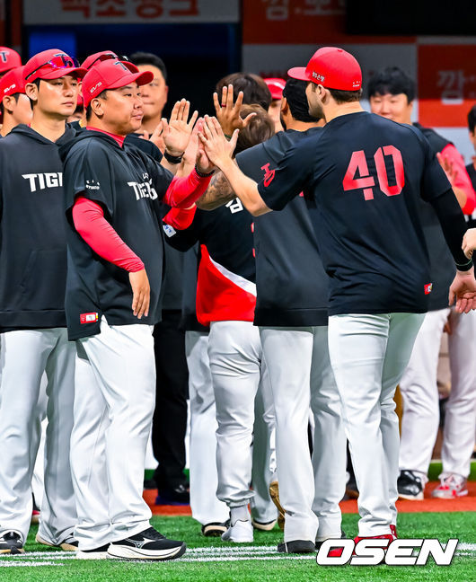 [OSEN=고척, 민경훈 기자] 25일 서울 고척스카이돔에서 2026 신한 SOL Bank KBO리그 키움 히어로즈와 KIA 타이거즈의 경기가 열렸다.이 경기에서 KIA는 키움에 9-4완승을 거두고 4연승을 내달렸다.키움은 9연패 빠졌다.경기를 마치고 KIA 이범호 감독이 승리투수 네일과 하이파이브를 하고 있다. 2026.06.25 / rumi@osen.co.kr