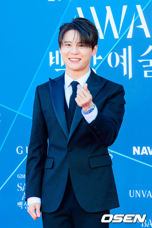 [OSEN=박준형 기자] 8일 오후 서울 삼성동 코엑스에서 ‘제62회 백상예술대상’ 시상식이 진행됐다.여덟 번째 호흡을 맞추는 3명의 MC신동엽·수지·박보검이 올해도 시상식 진행을 맡았다.  영화 부문에선 ‘왕과 사는 남자’(감독장항준)와 ‘어쩔수가없다’(감독박찬욱)가 치열하게 경쟁을 벌이고, 방송 부문에서도 여러 쟁쟁한 후보들이 수상 여부를 두고 각축을 벌인다.배우 김준수가 포즈를 취하고 있다.      2026.05.08 / soul1014@osen.co.kr