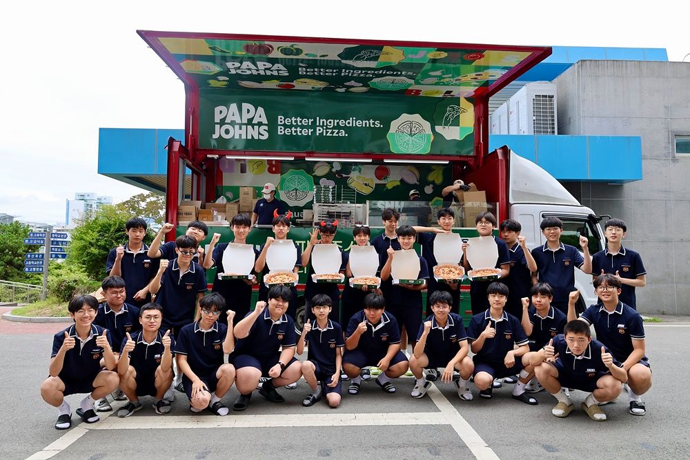 파파존스가 6월 25일 광주광역시 문성중학교에서 ‘매직카 스쿨어택’ 행사를 진행하고 있다.