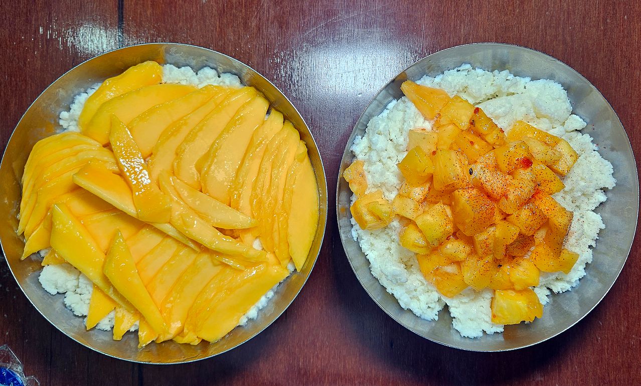 대구 서문시장 ‘서문빙수’의 깍두기 빙수(오른쪽).