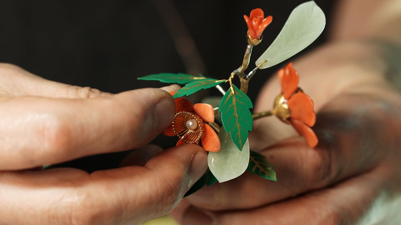 당대 최고급 재료인 물총새 깃털, 거북이 등껍질 등을 그대로 사용하고, 전통 제작 기법으로 꼬박 1년간 재현에 몰두했다. 사진 국가유산청