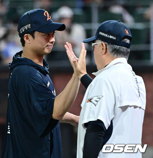 [OSEN=인천, 최규한 기자] 프로야구 한화 이글스가 화끈한 타격을 앞세워 2연패에서 탈출했다.한화는 26일 인천 SSG랜더스필드에서 열린 ‘2026 신한은행 SOL Bank KBO리그’ SSG 랜더스와의 경기에서 9-2로 승리했다. 이날 승리로 한화는 2연패를 끊었다. 경기를 마치고 승리한 한화 김경문 감독과 승리투수 왕옌청이 하이파이브를 나누고 있다. 2026.06.26 / dreamer@osen.co.kr