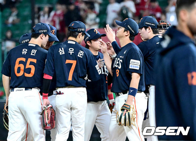 [OSEN=인천, 최규한 기자] 프로야구 한화 이글스가 화끈한 타격을 앞세워 2연패에서 탈출했다.한화는 26일 인천 SSG랜더스필드에서 열린 ‘2026 신한은행 SOL Bank KBO리그’ SSG 랜더스와의 경기에서 9-2로 승리했다. 이날 승리로 한화는 2연패를 끊었다. 경기를 마치고 승리한 한화 선수들이 인사를 나누고 있다. 2026.06.26 / dreamer@osen.co.kr