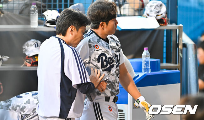 [OSEN=잠실, 박준형 기자] 26일 오후 서울 잠실구장에서 2026 신한 SOL Bank KBO리그 두산 베어스와 KIA 타이거즈의 경기가 진행됐다. 이날 경기에 두산은 곽빈(5승 3패)을, KIA는 황동하(6승 1패)를 선발투수로 내세웠다.2회초 두산 오명진 1루수가 부상으로 교체되고 있다.     2026.06.26/ soul1014@osen.co.kr