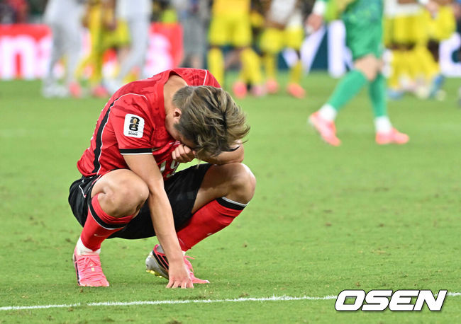 [OSEN=몬테레이(멕시코), 이대선 기자] 홍명보 감독이 이끄는 대한민국 축구대표팀은 25일(이하 한국시간) 오전 10시 멕시코 몬테레이 스타디움에서 개최된 2026 국제축구연맹(FIFA) 북중미 월드컵 조별리그 A조 최종전에서 남아프리카공화국에게 0-1 충격패를 당했다.1승2패가 된 한국은 A조 3위로 밀리며 32강 자력진출에 실패했다. 한국은 나머지 조들의 상황을 따져보고 32강에 진출할 가능성은 남아있다. 1승1무1패의 남아공이 2위로 32강 진출을 확정지었다.경기 종료 후 대한민국 이강인이 패배에 아쉬워하고 있다. 2026.06.25 /sunday@osen.co.kr