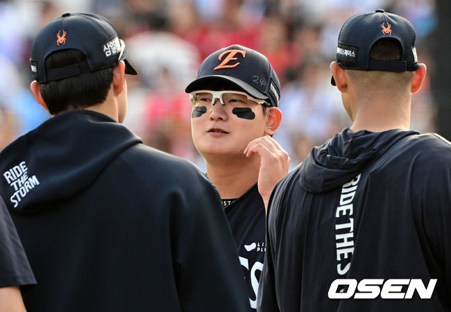 [OSEN=부산, 지형준 기자] 프로야구 한화 이글스가 6연패 이후 2연승을 달리며 분위기 반전에 성공했다. 롯데 자이언츠는 영패를 모면하는데 그쳤다.한화는 19일 부산 사직구장에서 열린 ’2026 신한 SOL KBO리그’ 정규시즌 롯데와의 2차전 맞대결에서 9-1로 완승을 거뒀다. 이로써 한화는 6연패를 탈출한 뒤 곧바로 2연승을 질주했다. 8승 10패를 마크했다. 롯데는 3연패로 6승 12패가 됐다.경기를 마치고 한화 김서현이 미소짓고 있다. 2026.04.19/ jpnews@osen.co.kr