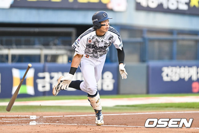 [OSEN=잠실, 박준형 기자] 26일 오후 서울 잠실구장에서 2026 신한 SOL Bank KBO리그 두산 베어스와 KIA 타이거즈의 경기가 진행됐다. 이날 경기에 두산은 곽빈(5승 3패)을, KIA는 황동하(6승 1패)를 선발투수로 내세웠다.1회말 2사 1,2루 두산 김민석이 선취 1타점 적시타를 날리고 있다.     2026.06.26/ soul1014@osen.co.kr