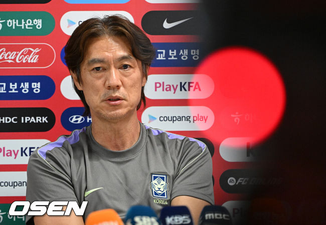 [OSEN=사포판(멕시코), 이대선 기자] 홍명보 감독이 이끄는 대한민국 축구국가대표팀이 26일(한국시각) 멕시코 과달라하라 인근 사포판의 치바스 베르데 바예에서 훈련을 진행했다.대한민국은 1승 2패(승점 3)로 조 3위에 머물렀다. 자력으로 32강에 오를 기회를 놓쳤고, 이제는 다른 조 경기 결과를 기다려야 하는 처지가 됐다.훈련에 앞서 대한민국 홍명보 감독이 인터뷰를 하고 있다. 2026.06.26 /sunday@osen.co.kr