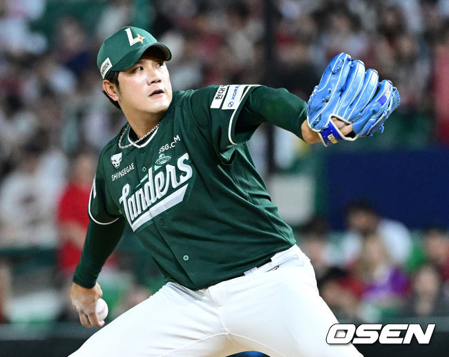 [OSEN=인천, 최규한 기자] 26일 인천 SSG랜더스필드에서 ‘2026 신한 SOL Bank KBO리그’ SSG 랜더스와 한화 이글스의 경기가 열렸다.홈팀 SSG는 토마스 해치, 방문팀 한화는 왕옌청을 선발로 내세웠다.8회초 2사 3루 상황 마운드에 오른 SSG 서진용이 힘차게 공을 뿌리고 있다. 2026.06.26 / dreamer@osen.co.kr
