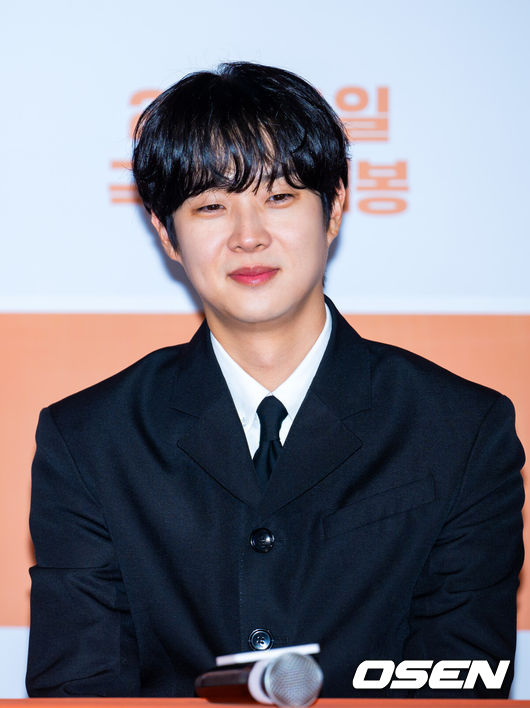 [OSEN=민경훈 기자] 29일 오후 서울 용산 CGV용산아이파크몰에서 영화 '넘버원' 언론시사회 및 기자간담회가 열렸다.영화 '넘버원'은 김태용 감독이 연출한 휴먼 드라마다. 어느 날부터 엄마의 음식을 먹을 때마다 숫자가 줄어들어 보이기 시작한 아들이 중요한 사실을 알게 되면서 벌어지는 이야기를 담았다.배우 최우식이 기자간담회에서 미소 짓고 있다. 2026.01.29 / rumi@osen.co.kr