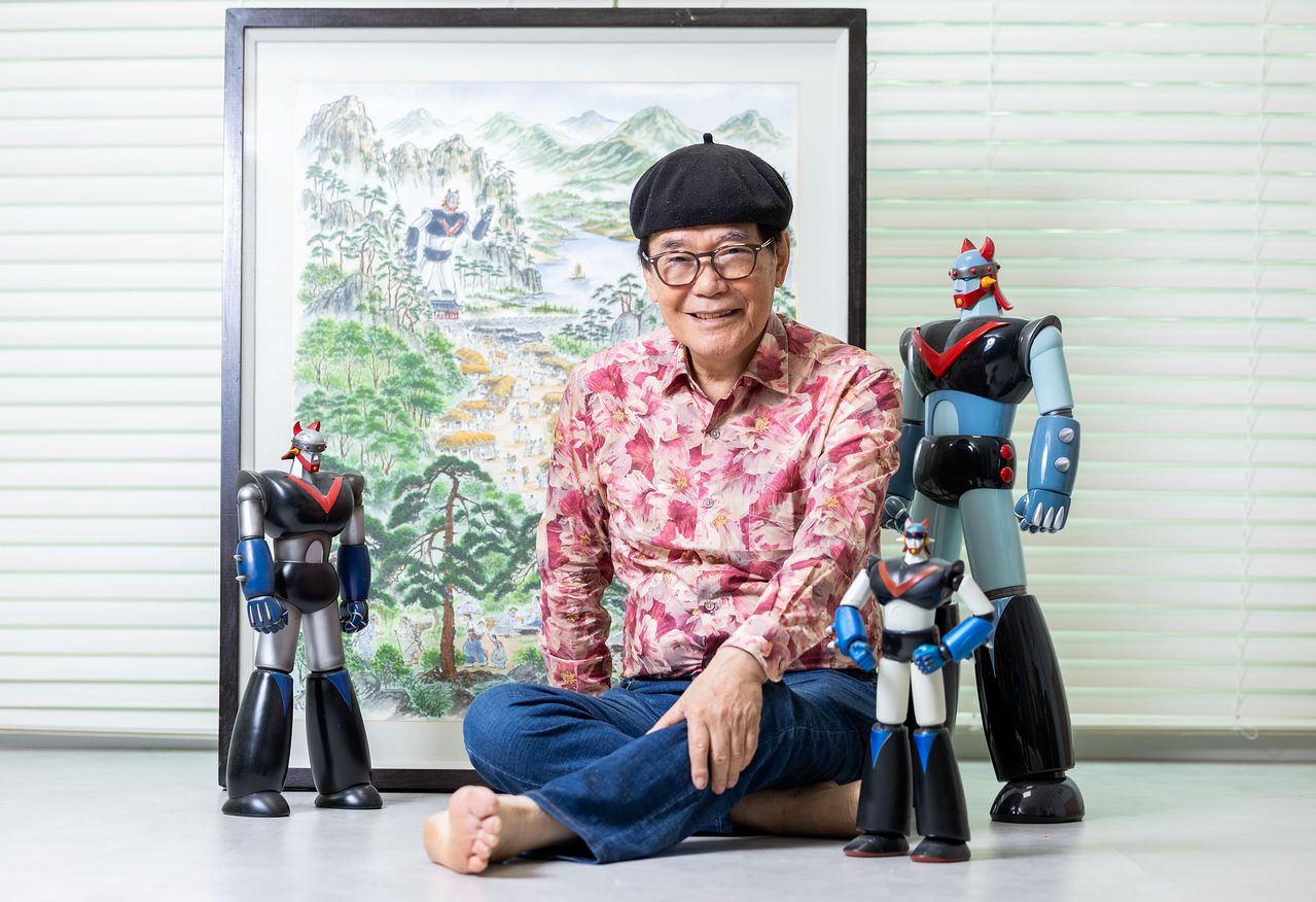 ‘로보트 태권V’ 개봉 50주년을 맞은 김청기 감독이 경북 문경시 자택에서 분신과도 같은 로보트 태권V 모형·산수화와 함께하고 있다. 최영재 기자