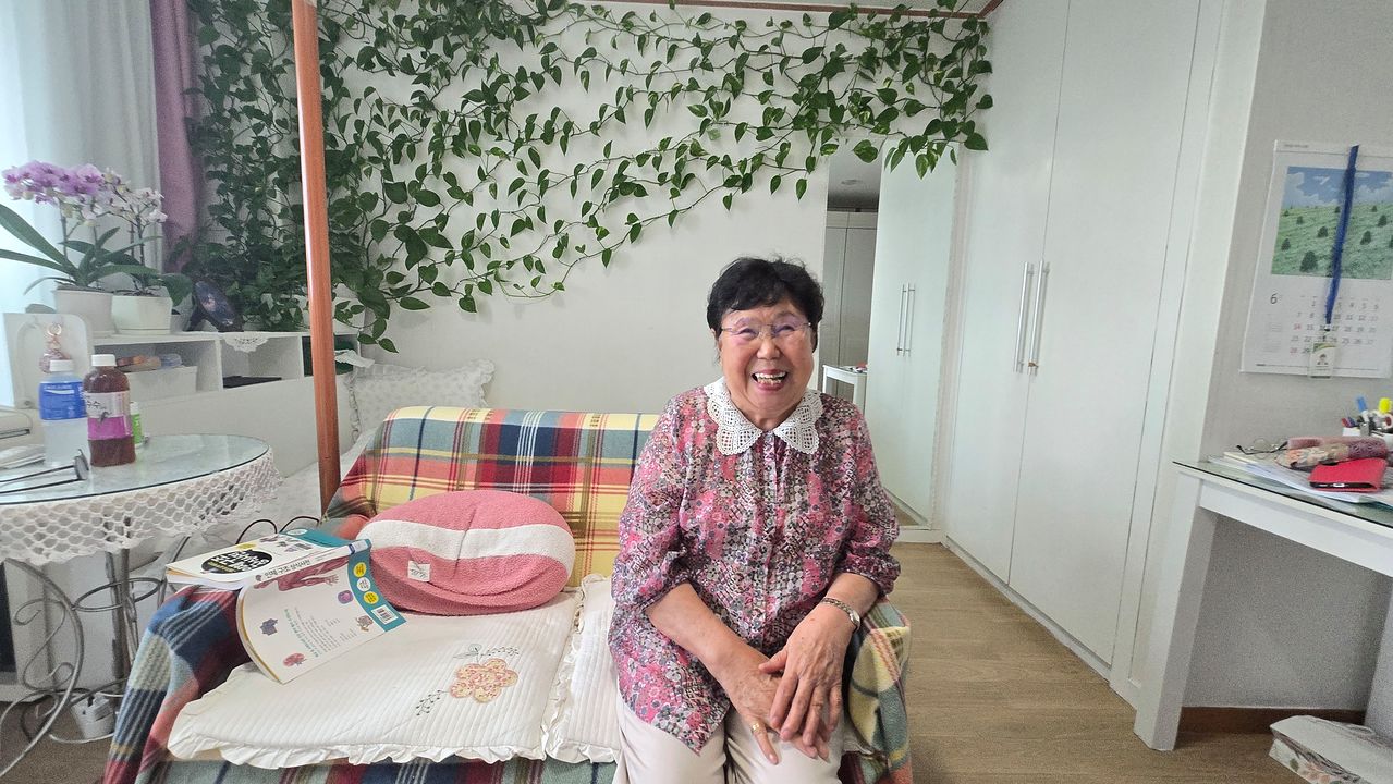 미국에서 들어와 실버타운에서 생활 중인 황정자씨(85). 직원들이 천사처럼 돌봐준다며 환하게 웃었다. 박성훈 기자.