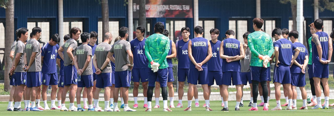 한국 축구 국가대표팀 홍명보 감독이 27일(현지시간) 멕시코 과달라하라 인근 사포판 치바스 바예 베르데 훈련장에 마련된 베이스캠프에서 선수들에게 훈련 지시를 하고 있다. 뉴스1
