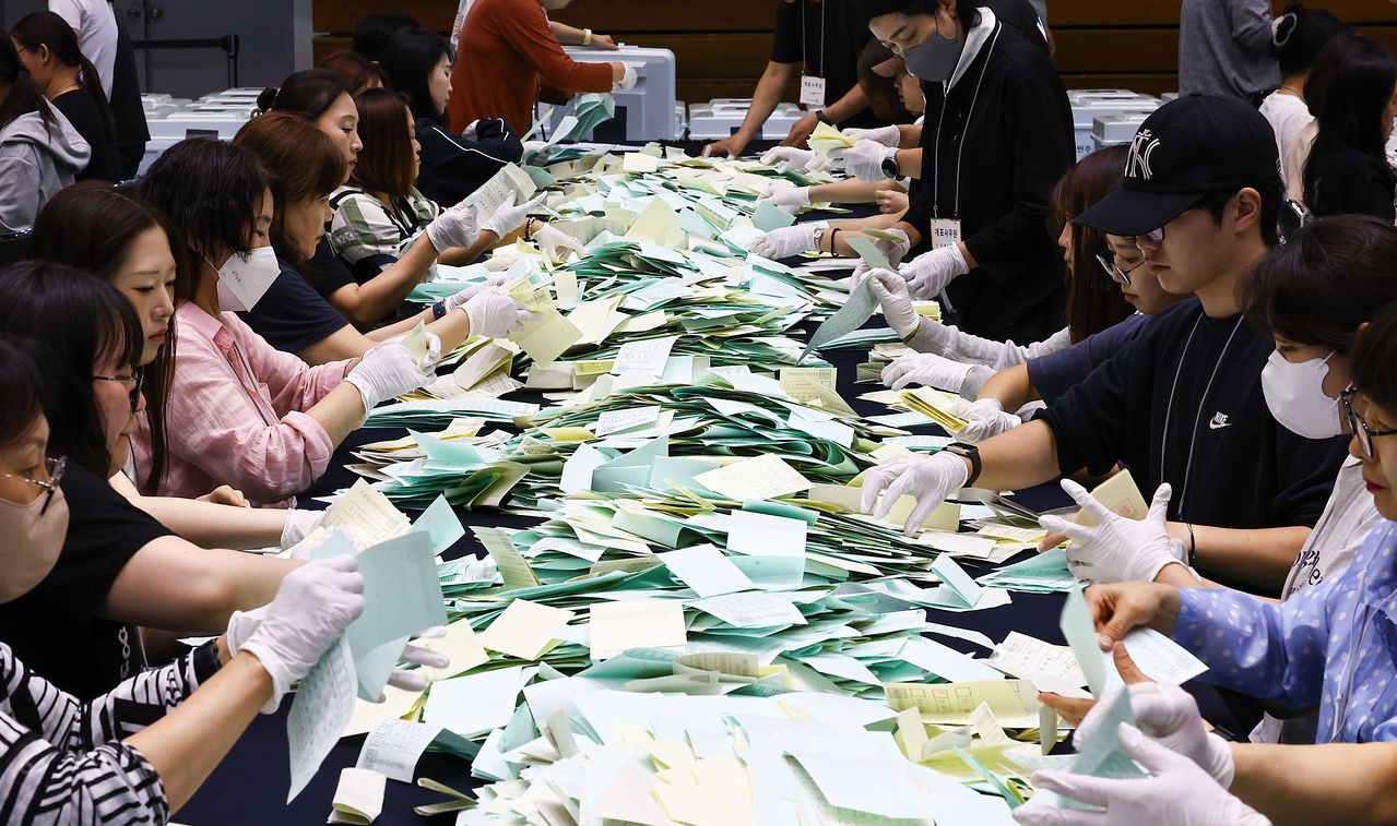 제9회 전국동시지방선거일인 지난 3일 서울대학교 종합체육관에 마련된 개표소에서 개표 작업이 진행되고 있다. 김종호 기자