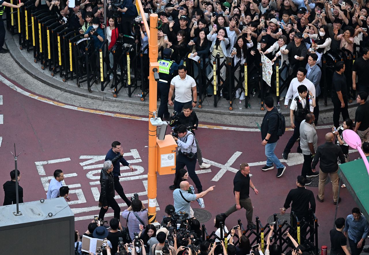 젠슨 황 엔비디아 최고경영자(CEO)가 지난 5일 서울 마포구 홍대 인근 삼겹살 음식점 '형님 저요'에서 최태원 SK그룹 회장, 구광모 LG그룹 회장, 이해진 네이버 의장과 '삼소(삼겹살·소주) 회동’을 하기 위해 이동하고 있다. 연합뉴스