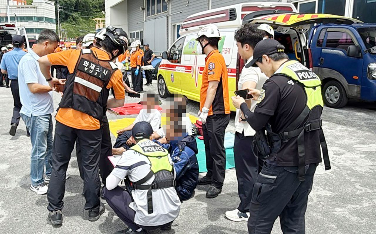 25일 부산 기장군 대변항 앞바다에서 발생한 어선 침몰 사고에서 구조된 인도네시아 선원들이 대변항으로 이송된 모습. 연합뉴스