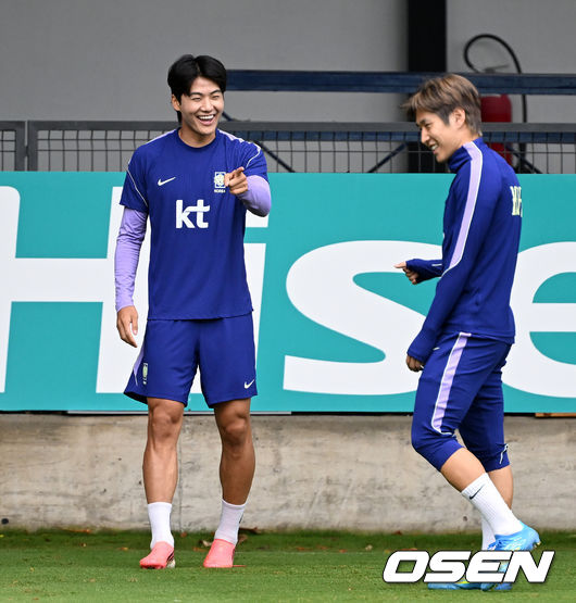 [OSEN=사포판(멕시코), 이대선 기자] 홍명보 감독이 이끄는 대한민국 축구국가대표팀이 15일(한국시각) 멕시코 과달라하라 인근 사포판의 치바스 베르데 바예에서 훈련을 진행했다.대표팀은 전날 A조 1차전에서 체코를 상대로 2-1 역전승을 거뒀다. 남아프리카공화국을 2-0으로 제압한 개최국 멕시코에 이은 조2위다.대한민국 설영우, 이강인이 훈련을 하고 있다. 2026.06.15 /sunday@osen.co.kr