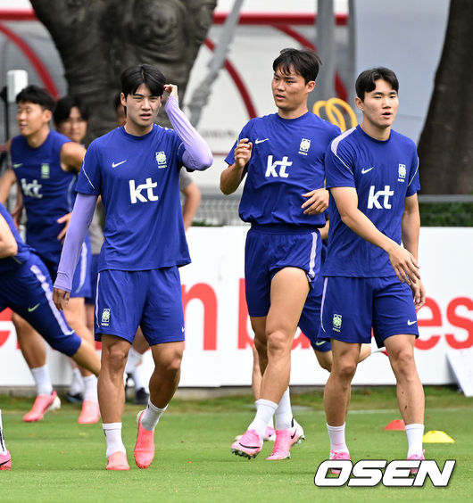 [OSEN=사포판(멕시코), 이대선 기자] 홍명보 감독이 이끄는 대한민국 축구국가대표팀이 16일(한국시각) 멕시코 과달라하라 인근 사포판의 치바스 베르데 바예에서 훈련을 진행했다.대표팀은 전날 A조 1차전에서 체코를 상대로 2-1 역전승을 거뒀다. 남아프리카공화국을 2-0으로 제압한 개최국 멕시코에 이은 조2위다.대한민국 설영우, 오현규, 양현준이 훈련을 하고 있다. 2026.06.16 /sunday@osen.co.kr
