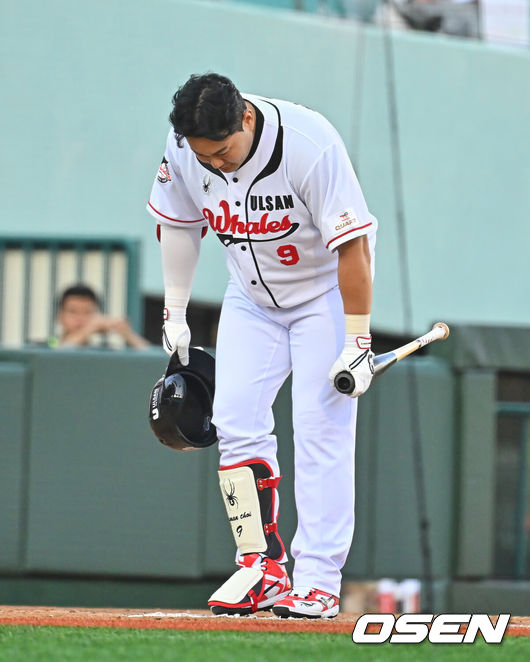 [OSEN=울산, 이석우 기자] 27일 울산 문수야구장에서 2026 메디힐 KBO 퓨처스리그 울산 웨일즈와 롯데 자이언츠의 경기가 열렸다. 울산은 나가가 선발로, 롯데는 박세진이 선발출전했다.울산 웨일즈 최지만이 7회말 1사 3루 대타로 출전해 울산 팬들에게 인사를 하고 있다. 2026.06.27 / foto0307@osen.co.kr