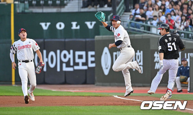 [OSEN=부산, 이석우 기자] 28일 부산 사직야구장에서 2026 신한 SOL KBO 리그 롯데 자이언츠와 LG 트윈스의 경기가 열렸다. 롯데 자이언츠 김진욱이 1회초 LG 트윈스 홍창기의 1루수 앞 땅볼때 1루수 나승엽의 송구 실책에 깜짝 놀라고 있다. 2026.05.28 / foto0307@osen.co.kr