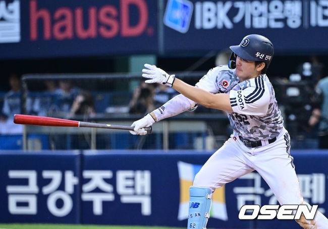 [OSEN=잠실, 최규한 기자] 27일 서울 잠실야구장에서 ‘2026 신한 SOL Bank KBO리그’ 두산 베어스와 KIA 타이거즈의 경기가 열렸다. 8회말 1사 1, 2루 상황 두산 안재석이 다시 앞서가는 1타점 적시타를 날리고 있다. 2026.06.27 / dreamer@osen.co.kr