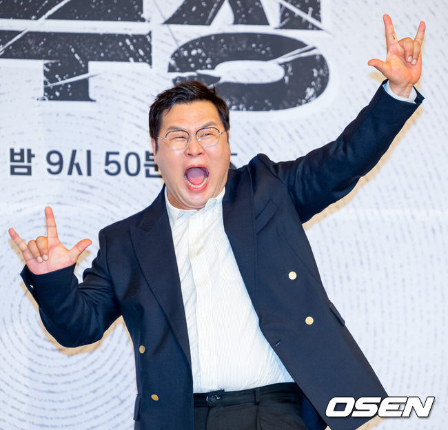 [OSEN=민경훈 기자] 25일 오후 서울 양천구 목동 SBS 방송센터 SBS홀에서 SBS 새 금토드라마 '김부장' 제작발표회가 열렸다.오는 26일 첫 방송 되는 ‘김부장’은 세상 가장 평범한 아빠가 하나뿐인 딸을 되찾기 위해 세상에서 가장 위험한 남자가 돼 싸우는 복수 액션극이다. 소지섭, 최대훈, 윤경호, 손나은, 김성규 등 화려한 출연진으로 관심을 모으고 있다.배우 윤경호가 포즈를 취하고 있다. 2026.06.25 / rumi@osen.co.kr