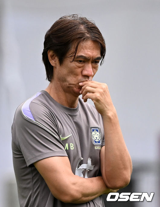 [OSEN=사포판(멕시코), 이대선 기자] 홍명보 감독이 이끄는 대한민국 축구국가대표팀이 15일(한국시각) 멕시코 과달라하라 인근 사포판의 치바스 베르데 바예에서 훈련을 진행했다.대표팀은 전날 A조 1차전에서 체코를 상대로 2-1 역전승을 거뒀다. 남아프리카공화국을 2-0으로 제압한 개최국 멕시코에 이은 조2위다.대한민국 홍명보 감독이 훈련 중인 선수들을 바라보고 있다. 2026.06.15 /sunday@osen.co.kr