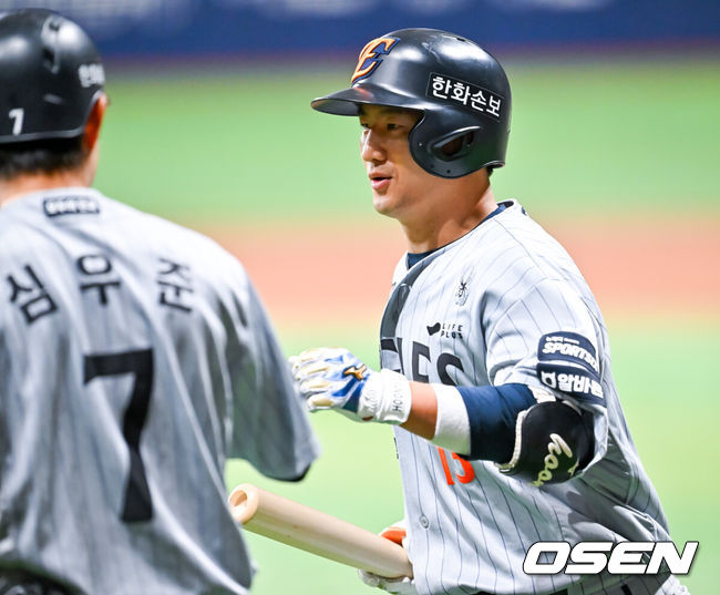 [OSEN=고척, 민경훈 기자] 12일 서울 고척 스카이돔에서 2026 신한 SOL KBO리그 키움 히어로즈와 한화 이글스의 경기가 열렸다.키움은 배동현, 한화는 류현진이 선발로 나섰다.1회초 1사 주자 1,3루 한화 최재훈이 좌익수 희생플라이로 1타점을 올리며 덕아웃으로 향하고 있다. 2026.05.12/ rumi@osen.co.kr
