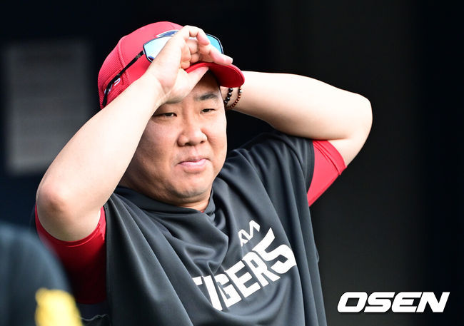 [OSEN=잠실, 최규한 기자] 25일 서울 잠실야구장에서 ‘2026 신한 SOL Bank KBO리그’ 두산 베어스와 KIA 타이거즈의 경기가 열렸다.홈팀 두산은 잭 로그, 방문팀 KIA는 시라카와 케이쇼를 선발로 내세웠다.KIA 이범호 감독이 경기 시작을 준비하고 있다. 2026.06.27 / dreamer@osen.co.kr