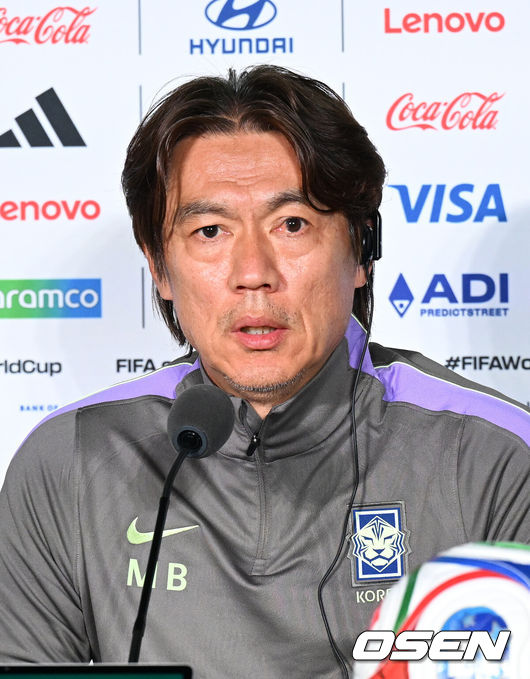 [OSEN=사포판(멕시코), 이대선 기자] 18일(한국시각) 멕시코 멕시코 과달라하라의 에스타디오 과달라하라에서 대한민국 축구국가대표팀 공식 기자회견이 진행됐다.대표팀은 19일 오전 10시(한국시간) 개최국 멕시코를 상대로 A조 조별리그 2차전을 갖는다.홍명보 감독이 질문에 답을 하고 있다. 2026.06.18 /sunday@osen.co.kr