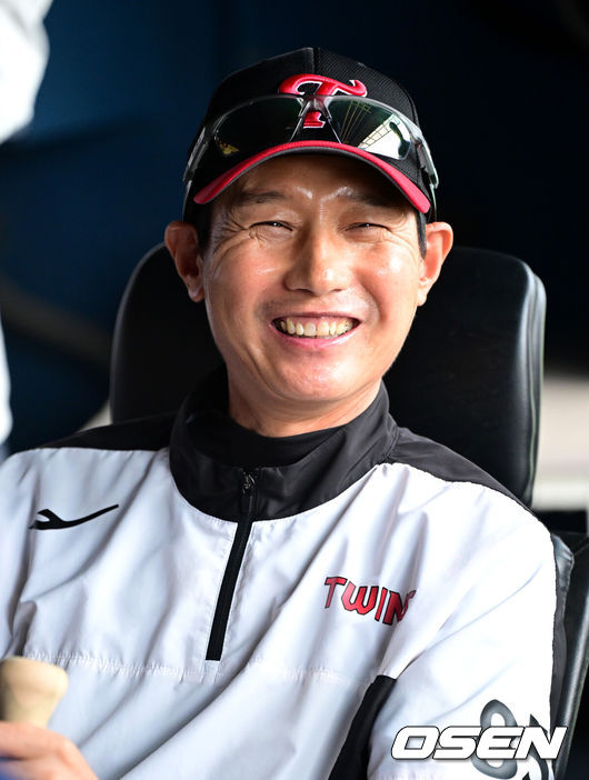 [OSEN=잠실, 최규한 기자] 21일 서울 잠실야구장에서 ‘2026 신한 SOL Bank KBO리그’ LG 트윈스와 두산 베어스의 경기가 열린다.홈팀 LG는 라클란 웰스, 두산은 잭 로그를 선발로 내세운다.경기를 앞두고 LG 염경엽 감독이 취재진과 대화를 나누고 있다. 2026.06.21 / dreamer@osen.co.kr