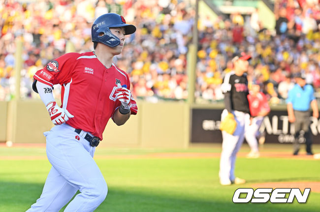 [OSEN=부산, 이석우 기자] 28일 부산 사직야구장에서 2026 신한 SOL KBO 리그 롯데 자이언츠와 LG 트윈스의 경기가 열렸다. 홈팀 롯데는 비슬리가, 방문팀 LG는 장현식이 선발 출전했다.롯데 자이언츠 고승민이 3회말 2사 만루 우월 만루 홈런을 치고 그라운드를 돌고 있다. 2026.06.28 / foto0307@osen.co.kr