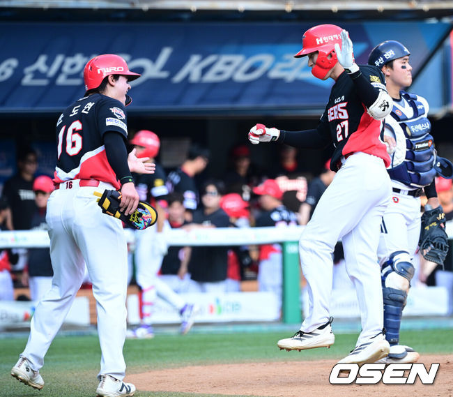 [OSEN=잠실, 최규한 기자] 28일 서울 잠실야구장에서 ‘2026 신한 SOL Bank KBO리그’ 두산 베어스와 KIA 타이거즈의 경기가 열렸다.홈팀 두산은 최승용, 방문팀 KIA는 김태형을 선발로 내세웠다.5회초 2사 2루 상황 KIA 김호령이 선제 좌월 투런포를 날리고 홈을 밟으며 윤도현과 기뻐하고 있다. 2026.06.28 / dreamer@osen.co.kr