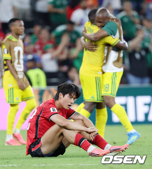 [OSEN=몬테레이(멕시코), 이대선 기자] 홍명보 감독이 이끄는 대한민국 축구대표팀은 25일(이하 한국시간) 오전 10시 멕시코 몬테레이 스타디움에서 개최된 2026 국제축구연맹(FIFA) 북중미 월드컵 조별리그 A조 최종전에서 남아프리카공화국에게 0-1 충격패를 당했다.1승2패가 된 한국은 A조 3위로 밀리며 32강 자력진출에 실패했다. 한국은 나머지 조들의 상황을 따져보고 32강에 진출할 가능성은 남아있다.경기 종료 후 대한민국 설영우가 패배에 아쉬워하고 있다. 2026.06.25 /sunday@osen.co.kr