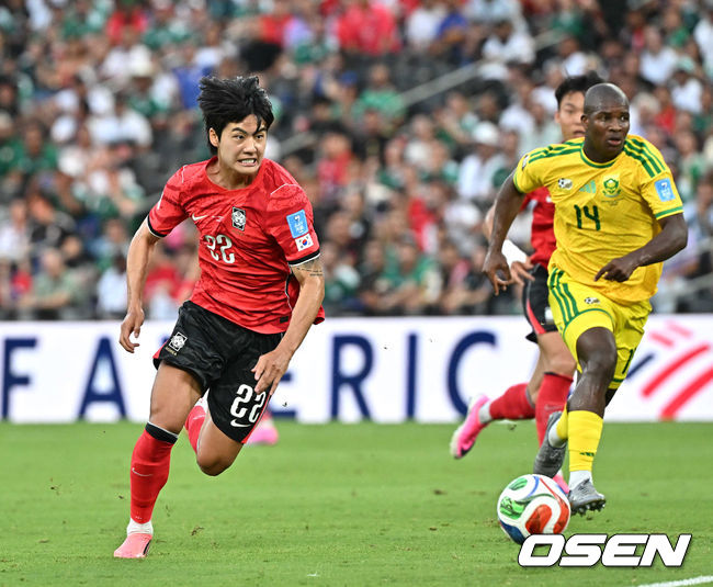 [OSEN=몬테레이(멕시코), 이대선 기자] 홍명보 감독이 이끄는 대한민국 축구대표팀은 25일(이하 한국시간) 오전 10시 멕시코 몬테레이 스타디움에서 개최된 2026 국제축구연맹(FIFA) 북중미 월드컵 조별리그 A조 최종전에서 남아프리카공화국에게 0-1 충격패를 당했다.1승2패가 된 한국은 A조 3위로 밀리며 32강 자력진출에 실패했다. 한국은 나머지 조들의 상황을 따져보고 32강에 진출할 가능성은 남아있다.후반 대한민국 설영우가 드리블 돌파를 하고 있다. 2026.06.25 /sunday@osen.co.kr