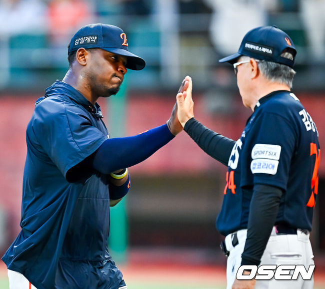 [OSEN=인천, 민경훈 기자] 28일 인천 SSG랜더스필드에서 ‘2026 신한 SOL Bank KBO리그’ SSG 랜더스와 한화 이글스의 경기가 열렸다.이 경기에서 한화는 페라자의 9회 한화 페라자의 스리런포의 힘입어 6-3으로 승리했다. 이날 승리로 최근 3연승, SSG전 6연승을 달성한 한화는 37승37패2무로 5할 승률에 복귀했다. 반면 4연패에 빠진 SSG는 30승45패2무가 됐다.경기를 마치고 한화 페라자가 김경문 감독과 하이파이브를 하고 있다. 2026.06.28 / rumi@osen.co.kr