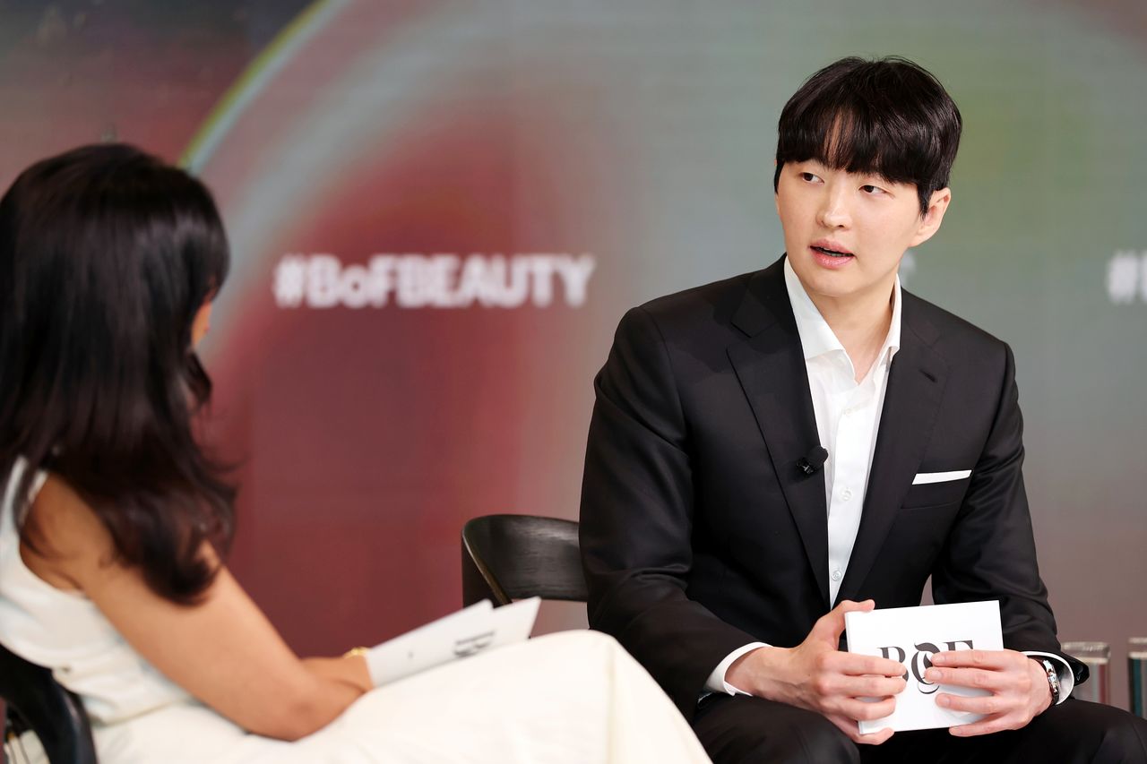 김병훈 에이피알 대표가 지난 24일(현지시간) 미국에서 열린 '비즈니스 오브 뷰티' 포럼에서 진행된 대담에서 발언하고 있다. 사진 에이피알 