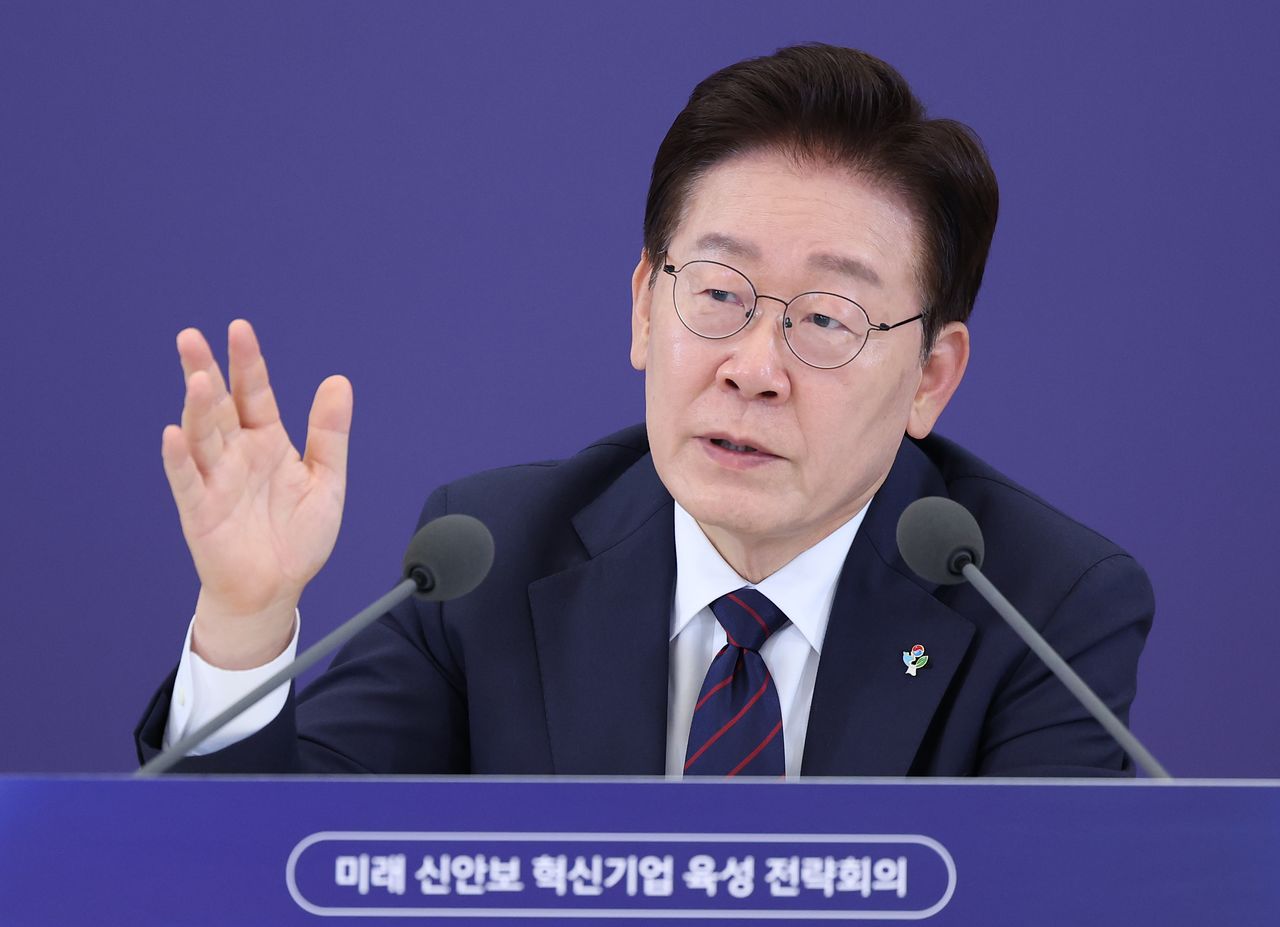 이재명 대통령이 26일 청와대에서 열린 미래 新안보 혁신기업 육성 전략회의에서 발언을 하고 있다. 뉴스1