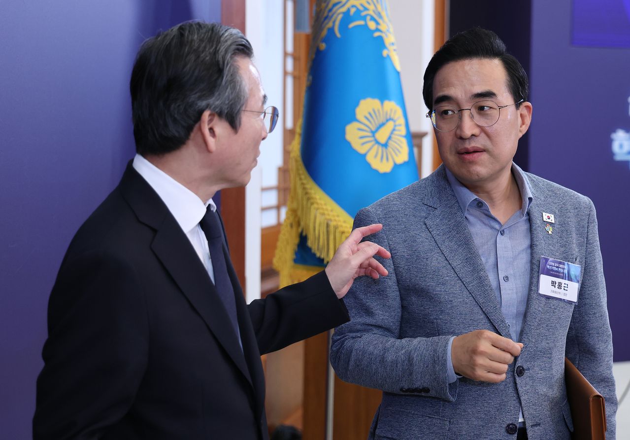 박홍근 기획예산처 장관과 김용범 청와대 정책실장이 26일 청와대에서 열린 미래 新안보 혁신기업 육성 전략회의에 앞서 대화를 나누고 있다. 뉴스1