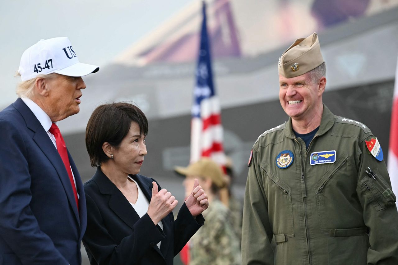 2025년 10월 28일 요코스카 미 해군기지에 도착한 미 해군 항공모함 USS 조지 워싱턴 함에 승선한 도널드 트럼프 미국 대통령(왼쪽)과 다카이치 사나에 일본 총리를 새뮤얼 파파로 미 해군 제독(오른쪽)이 맞이하고 있다. 파파로 제독은 2024년 6월 ″중국이 대만을 침공할 경우 대만 해협을 무인 지옥으로 만들겠다(turn the Taiwan Strait into an unmanned hellscape)″며 지옥풍경 개념을 공식화했다. AFP=연합뉴스 