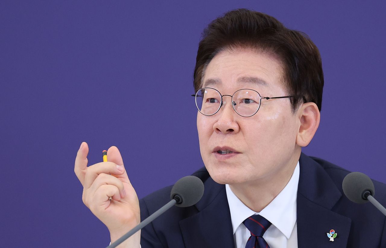 이재명 대통령이 26일 청와대에서 열린 미래 新안보 혁신기업 육성 전략회의에서 발언을 하고 있다. 뉴스1