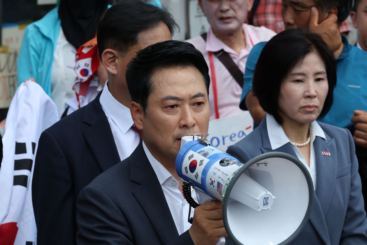 6·3 지방선거 투표용지 부족 사태로 시작한 서울 송파구 올림픽공원 핸드볼경기장 일대 ‘개표소 봉쇄 시위’가 이어지는 가운데 16일 장동혁 국민의힘 대표가 핸드볼경기장 진입 결정을 시위 참가자들에게 알리고 있다.뉴스1