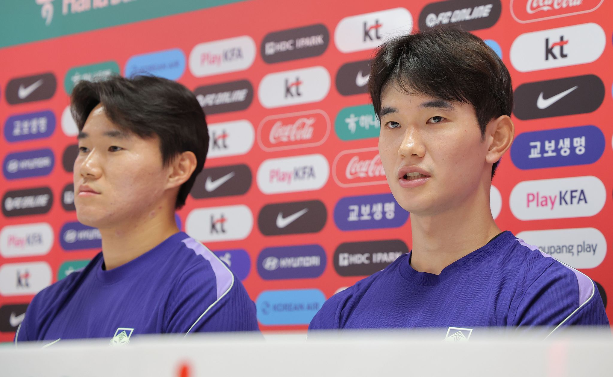 한국 축구 국가대표팀 양현준(왼쪽)과 김진규가 27일(현지시간) 멕시코 과달라하라 인근 사포판의 치바스 바예 베르데에서 훈련에 앞서 취재진 질문에 답변하고 있다. 연합뉴스