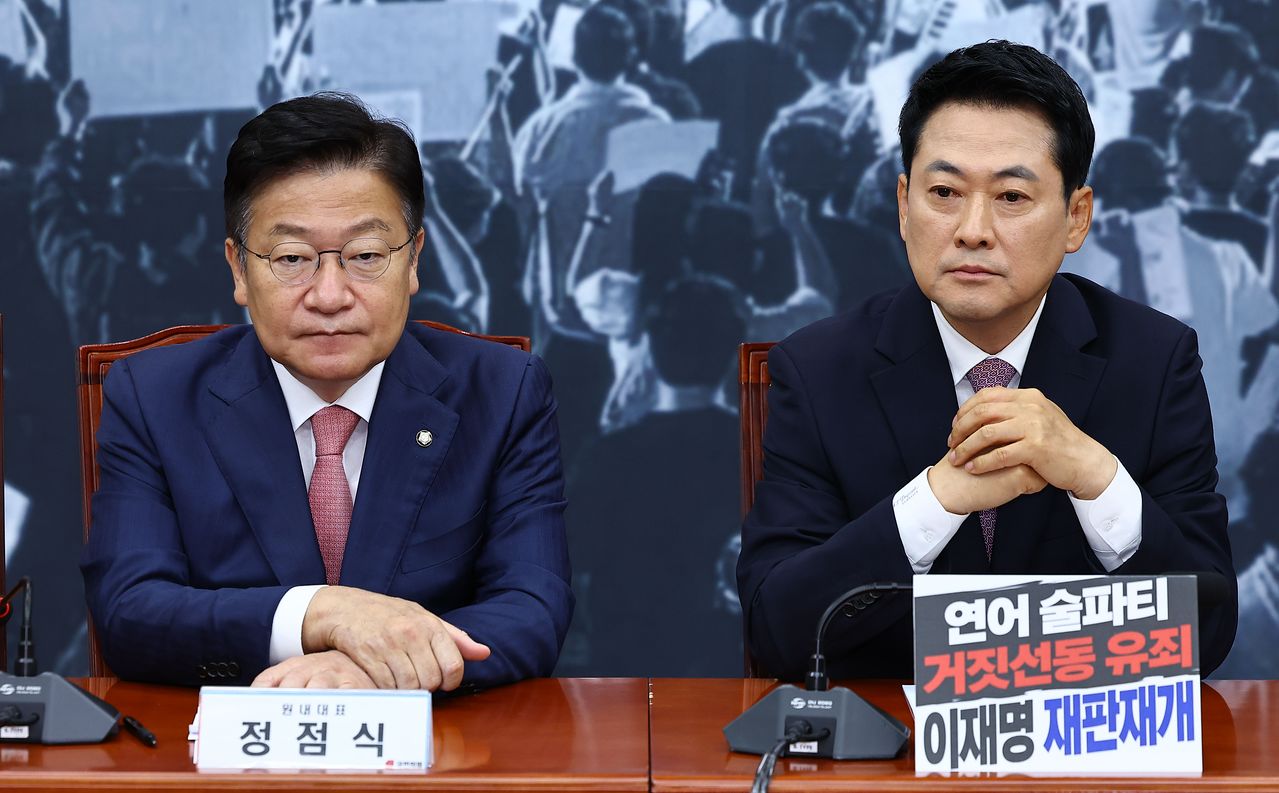 장동혁 국민의힘 대표(오른쪽)와 정점식 원내대표가 25일 서울 여의도 국회에서 열린 최고위원회의에 참석해 있다. 김종호 기자