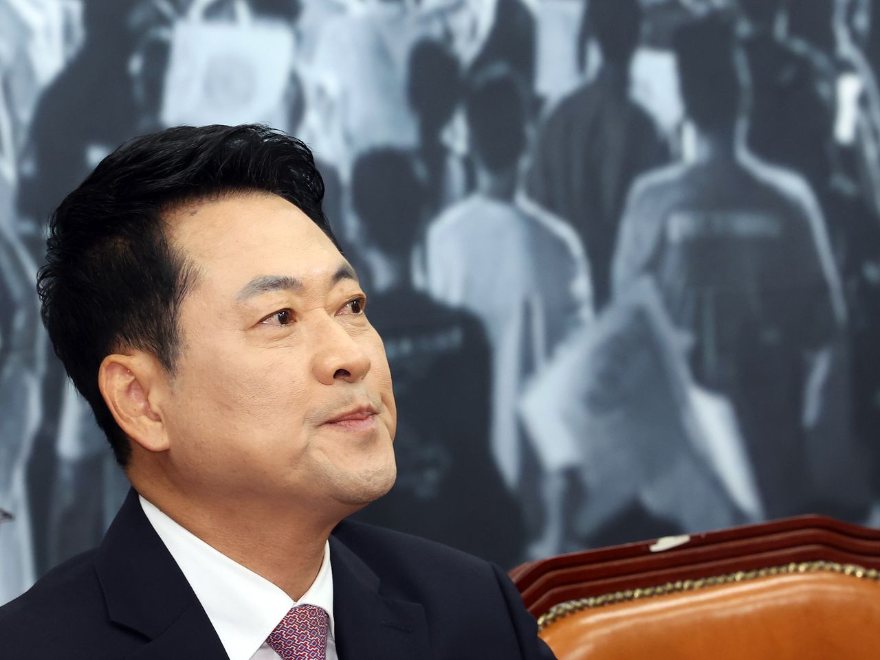 장동혁 국민의힘 대표가 25일 오전 서울 여의도 국회에서 열린 최고위원회의에서 생각에 잠겨 있다. 2026.6.25